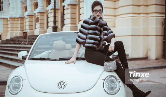 Cô nàng kiêu sa bên Volkwagen Beetle Convertible