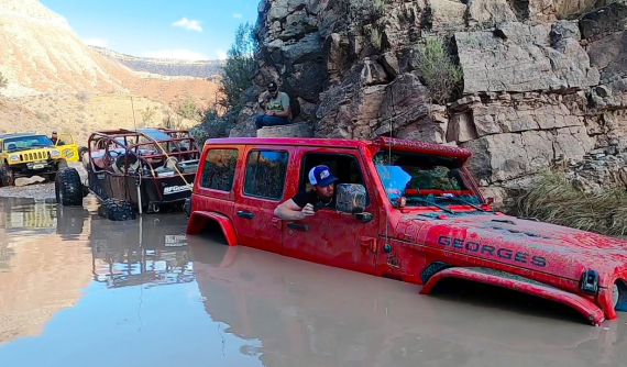 Đây là cách giải cứu chiếc Jeep Wrangler giá 100.000 USD bị chết máy, mắc kẹt dưới nước sâu