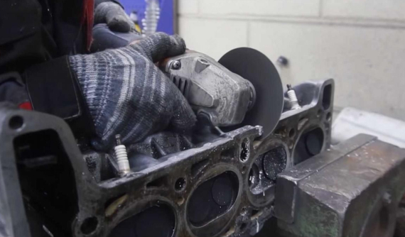 Theo dõi người Nga thử nghiệm cắt đôi động cơ 4 xi-lanh rồi lắp vào xe để xem có chạy được không