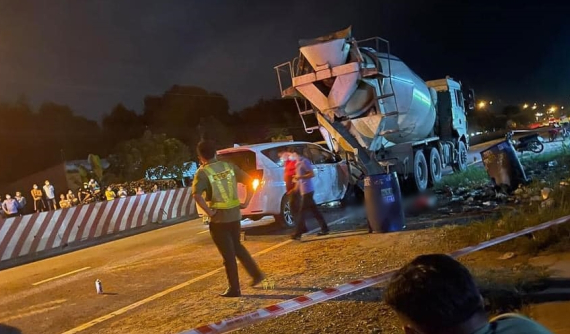 Bình Dương: Tài xế xe bồn trộn bê tông bị xe MPV tông tử vong