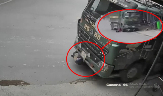 Video: Xe máy sang đường siêu ẩu bị xe ben cuốn vào gầm ở Hưng Yên, 2 người thoát chết