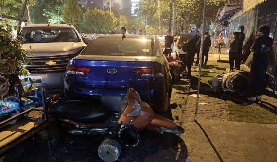 Hà Nội: Xe bán tải Chevrolet Colorado tông hàng loạt ô tô và xe máy đỗ trước một quán ăn đêm