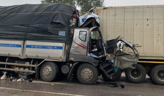 Ô tô tải tông vào đuôi xe container trên quốc lộ 1A, tài xế và phụ xe tử vong