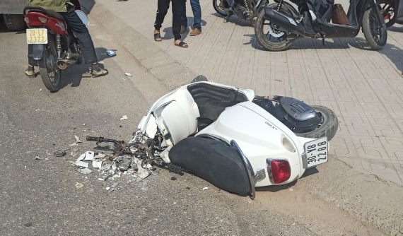 Thái Nguyên: Va chạm với xe ben, xe máy điện bị cán nát đầu xe, người điều khiển thương nặng