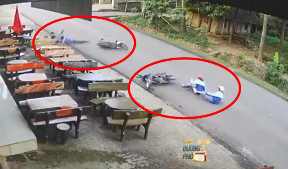Video quay khoảnh khắc 2 xe máy tông nhau kinh hoàng khiến 4 học sinh ngã nhào ra đường