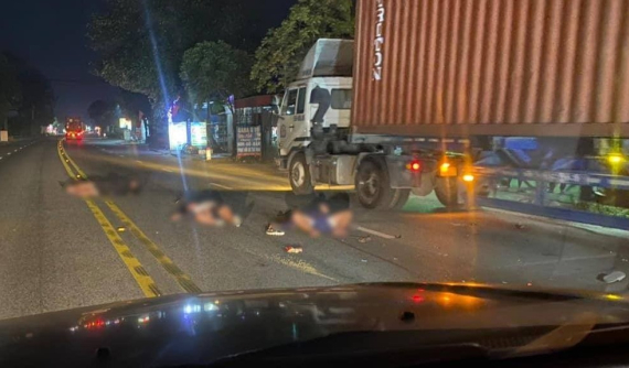 Video quay khoảnh khắc xe máy kẹp ba đối đầu xe container khiến 3 học sinh thương vong tại Thái Bình