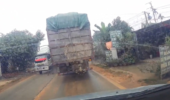 Video: Xe tải ôm cua trượt bánh trên QL2, bị xe tải lớn tông trúng