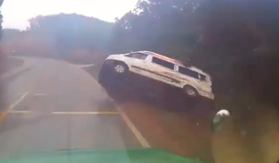 Video: Vượt ẩu và va chạm với xe container, ô tô khách 16 chỗ lật nghiêng trên quốc lộ 18