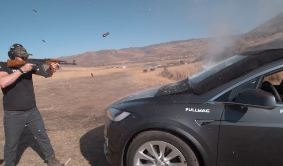 Video: YouTuber dùng AK47 để thử sức một chiếc Tesla Model X lắp kính chắn gió chống đạn