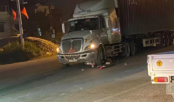 Video: Sang đường thiếu quan sát, nữ sinh đi xe đạp điện va chạm với xe container và tử vong tại Lạng Sơn