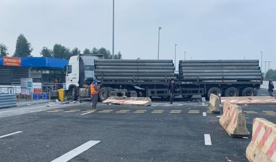 Video quay khoảnh khắc xe đầu kéo mất lái, tông trúng người đi bộ và ô tô, 1 người nguy kịch