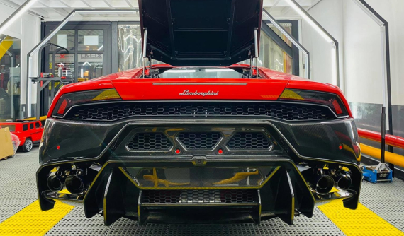 Vợ chồng kinh doanh thẩm mỹ có tiếng ở quận 7 "lột xác" cho Lamborghini Huracan mới mua