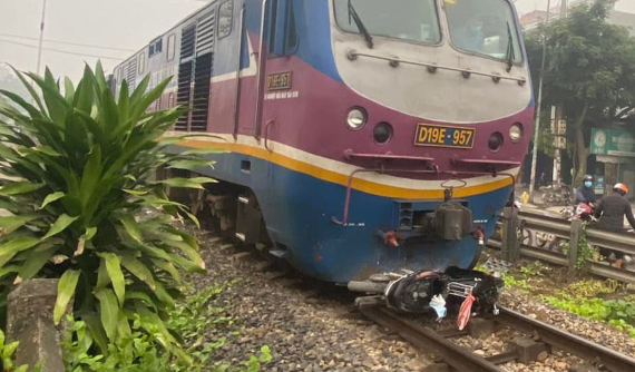 Video quay khoảnh khắc thanh niên đi xe máy băng qua đường ray, bị tàu hỏa tông tử vong tại Hà Nội