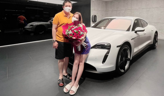 Gần 1 tháng được chồng tặng xe điện Porsche Taycan, nữ đại gia chính thức rước nàng về dinh với biển số "bù"