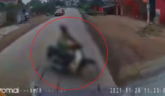 Video: Sang đường thiếu quan sát, người đàn ông đi xe máy bị ô tô tải tông tử vong tại Thái Nguyên