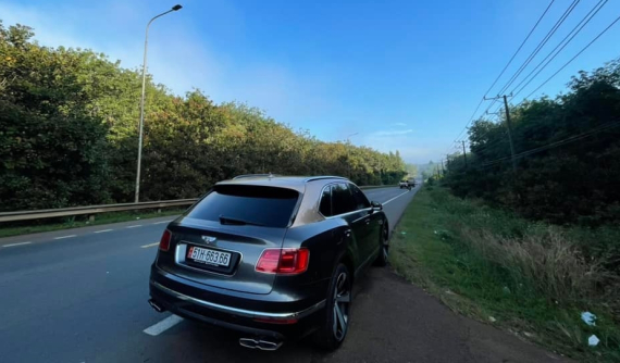 Quay về Việt Nam từ Campuchia, Hoàng Kim Khánh nhanh chóng trải nghiệm trên Bentley Bentayga V8