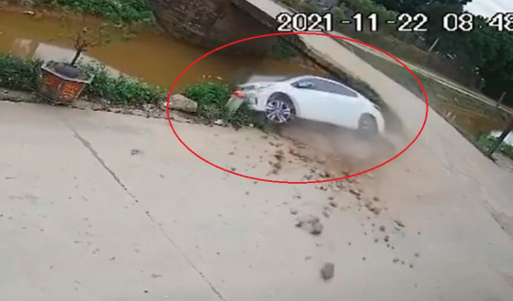 Video: Ô tô Kia Cerato ôm cua gấp khi qua cầu, lao xuống mương nước tại Bắc Giang