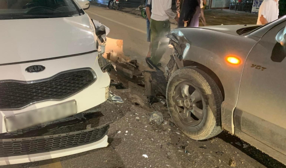 Thái Nguyên: Khoảnh khắc xe Kia lấn làn, tông trực diện vào ô tô chạy hướng ngược lại khiến 2 phương tiện hư hỏng nặng