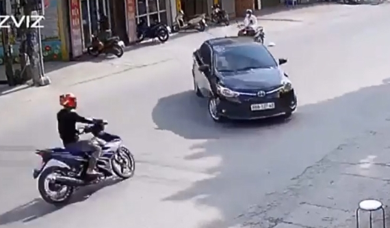 Video quay khoảnh khắc xe máy tông trúng Toyota sang đường khiến thanh niên bị thương nặng