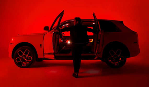 Minh "Nhựa" lại chia sẻ nỗi lòng với Rolls-Royce Cullinan mua hơn 2 năm nhưng chưa ra biển, đổi cả màu ảnh để "tươi sáng"