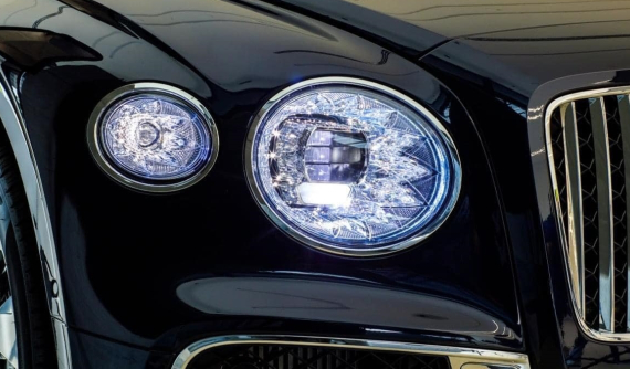 Sau hơn 1 thập kỷ chơi xe đắt tiền, cuối cùng Minh "Nhựa" cũng để mắt đến thương hiệu Bentley