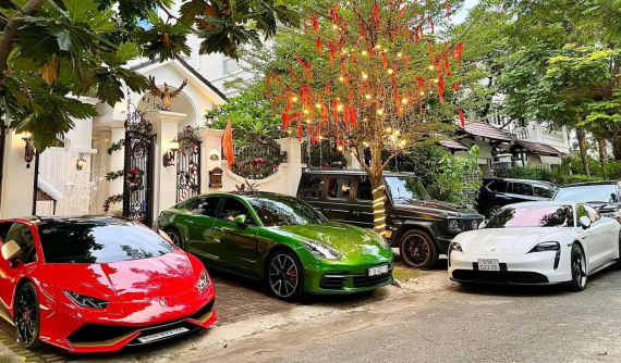 Nhà không đủ chỗ để, đại gia mang xe ra trước cổng đỗ khiến hàng xóm choáng ngợp