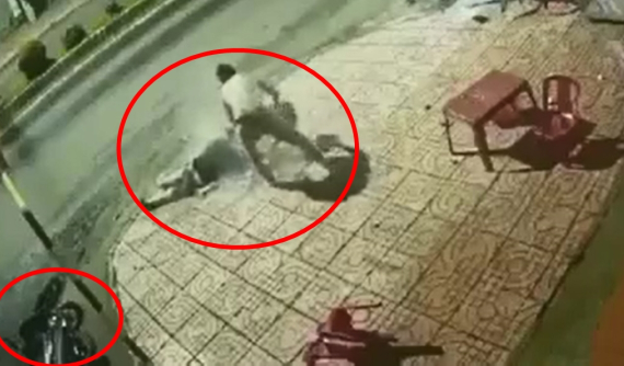 Đắk Mil: Kinh hoàng với video nam thanh niên bị kẻ đi đường tông trúng, đánh túi bụi, tạt nước nóng