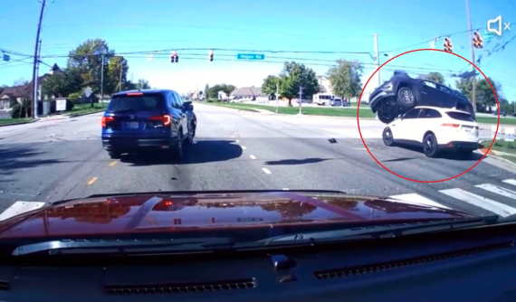 Video: Xe SUV vượt đèn đỏ, bị húc văng rồi nằm chễm chệ trên nắp ca-pô của chiếc Jaguar đang chạy tới