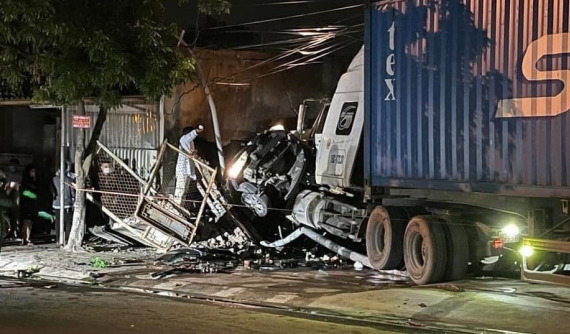 Video: Xe container tông xe taxi văng vào nhà dân ở Hải Phòng, 2 người tử vong
