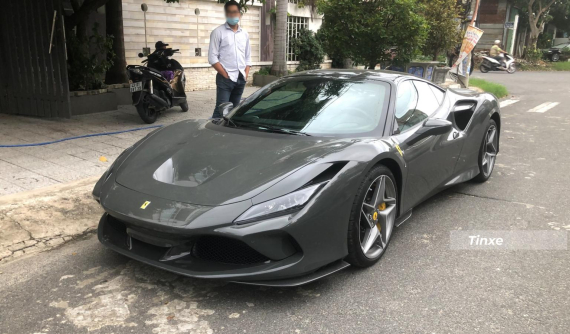 Video: Khui công siêu xe Ferrari F8 Tributo màu xám đầu tiên về Việt Nam