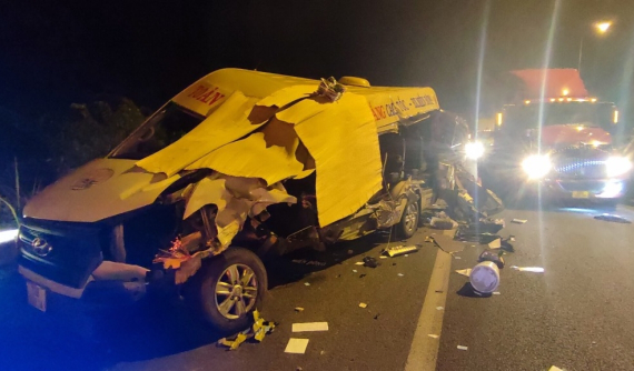 Video: Va chạm với xe đầu kéo trên cao tốc, xe khách 16 chỗ ngồi nát tươm, 5 người thương vong