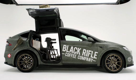 Đây là chiếc Tesla Model X trang bị cặp súng 6 nòng và quầy bar pha cà phê độc nhất trên đời