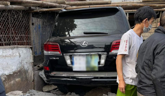 Video: Xe Lexus LX570 mất lái, lao thẳng vào chuồng lợn ở Hưng Yên
