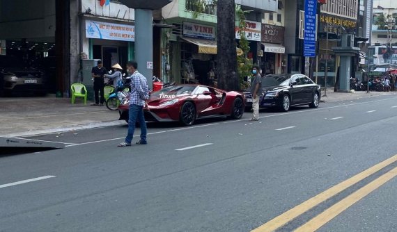 Sau cuộc trưng bày cùng dàn siêu xe đình đám ở Sài thành, siêu phẩm Ford GT lại bị bắt gặp trên đường