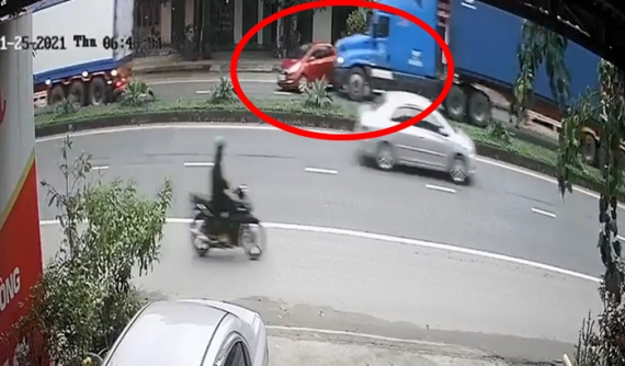 Video quay khoảnh khắc ô tô bị xe container tông xoay 180 độ trên Quốc lộ 1A