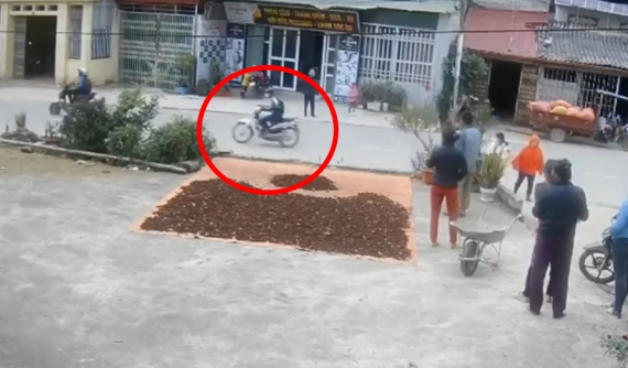 Lộ video học sinh chạy xe máy tốc độ cao trước khi tông trúng xe công vụ của CSGT gây tranh cãi