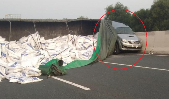 Xe đầu kéo lật ngang sau va chạm, ép Toyota Fortuner vào dải phân cách trên cao tốc Hà Nội - Quảng Ninh