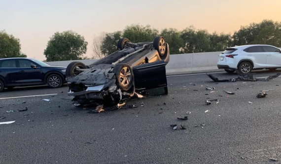 Tông bẹp dúm đuôi Ford Tourneo, SUV 7 chỗ Kia Sorento lật ngửa trên cao tốc Hà Nội - Hải Phòng