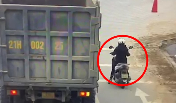 Video quay khoảnh khắc xe máy va chạm với xe ben ở ngã tư, người phụ nữ bị cán nát chân