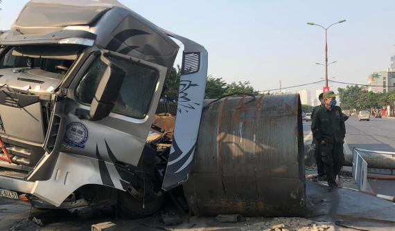 Hà Nội: Cuộn tôn lăn về trước đè bẹp dúm cabin xe đầu kéo, người đi đường sợ hãi