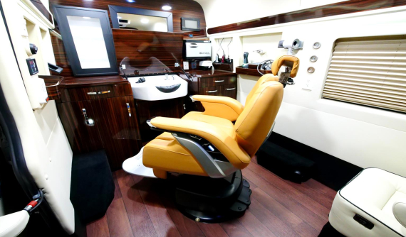 Gặp gỡ cửa tiệm cắt tóc di động đầy đủ tiện nghi, được thiết lập bên trong chiếc Mercedes-Benz Sprinter