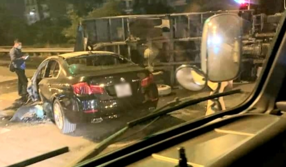 Hà Nội: Xe sang BMW bị thiêu rụi nửa thân xe sau va chạm với xe tải trên QL5