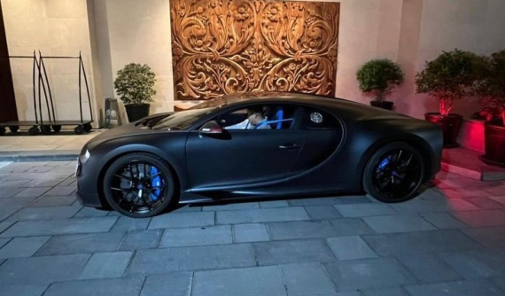 Chờ 2 bom tấn hypercar về Campuchia, đại gia nước này lái tạm Bugatti Chiron Sport giới hạn 20 xe