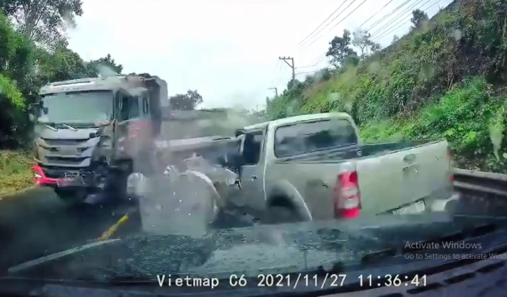 Video quay khoảnh khắc xe ben đổ dốc gây tai nạn liên hoàn cho 3 xe ô tô trên QL20