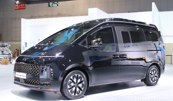 Cận cảnh Hyundai Staria Lounge Limousine 2022 - MPV cao cấp với trần xe bầu trời sao như Rolls-Royce