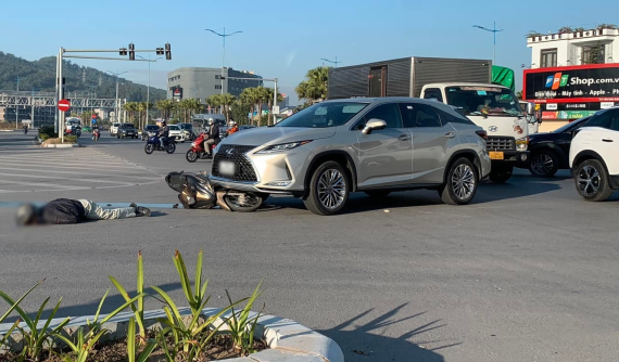 Quảng Ninh: Xe máy va chạm với Lexus RX ở ngã tư, người đàn ông nằm úp mặt xuống đường, bất tỉnh