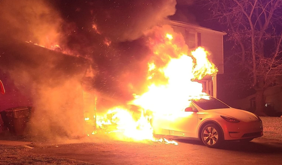 Chiếc Tesla Model 3 bất ngờ bốc cháy khi đang sạc điện trước cửa garage, suýt chút lan sang cả căn nhà