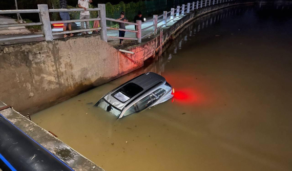 Video quay khoảnh khắc chiếc Ford Everest rơi xuống kênh tại Đồng Nai, tài xế thoát ra ngoài qua cửa sổ trời
