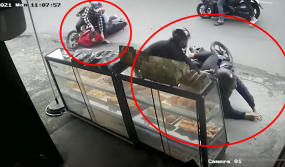 Video quay khoảnh khắc trinh sát hình sự tông xe Yamaha Exciter bắt 2 đối tượng cướp giật ở Gò Vấp