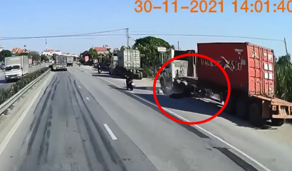 Video: Người đi xe máy bất ngờ tông vào xe container đỗ bên đường